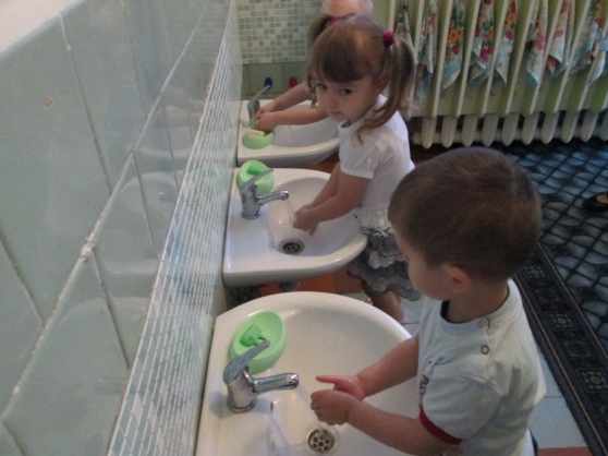 Мальчик и девочка моют руки