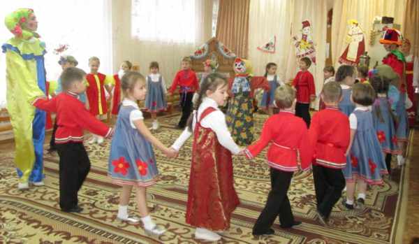 Дети в народных костюмах водят хоровод