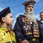 Дети рядом с ветераном Балтийского флота