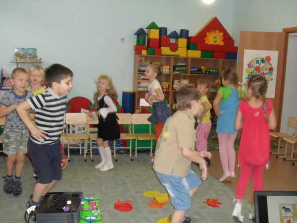 Дети прыгают по кругу в помещении группы