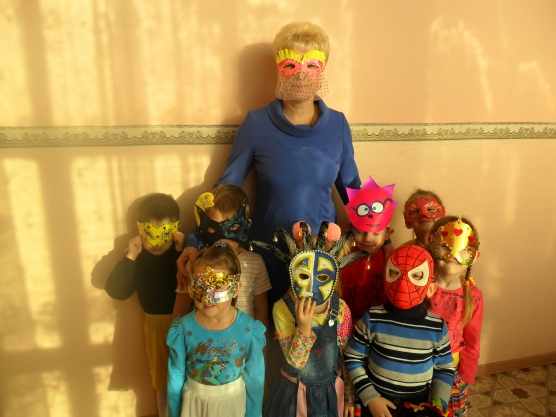 Дети и воспитатель стоят в масках