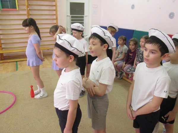 Дети участвуют в спортивном состязании