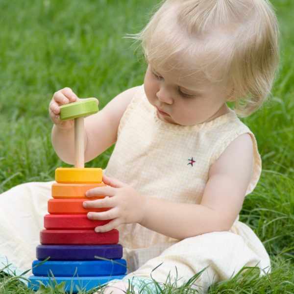 ребёнок играет с пирамидкой