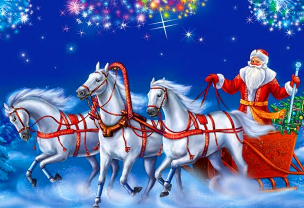 Дед Мороз едет в санях, запряжённых тройкой лошадей