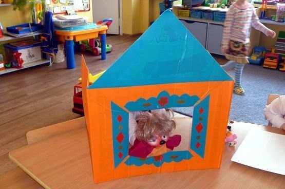 Оранжево-синий домик-ширма с выглядывающим домовёнком