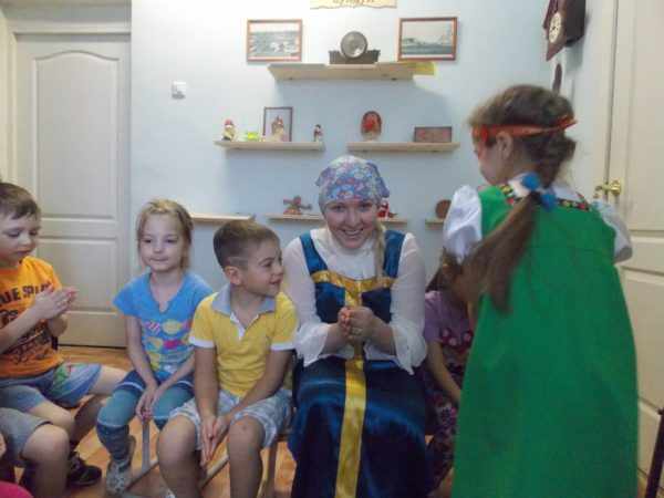 Дошкольники и педагог играют в «Колечко»