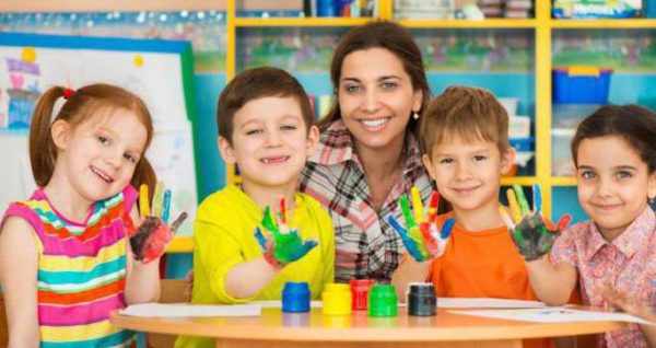 Воспитательница и четверо детей с ладошками в красках