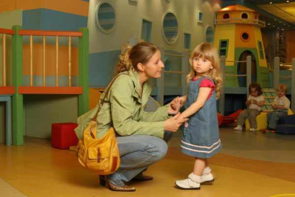 Девочка прощается с мамой в детском саду