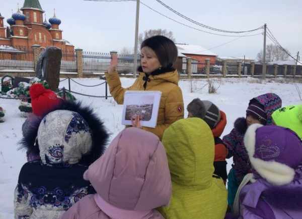 Педагог показывает дошкольникам храм в родном городе