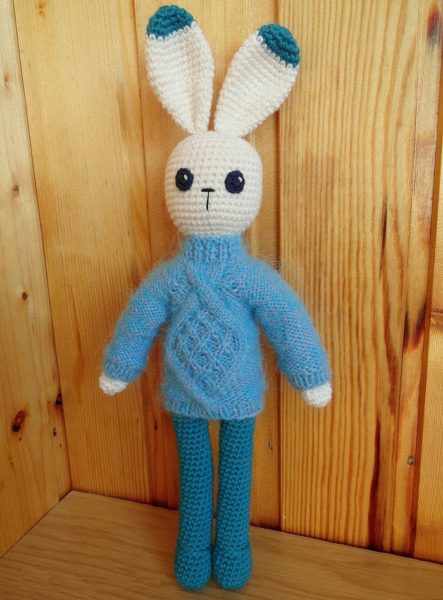 Игрушечный заяц в свитере