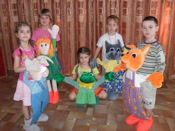 Пятеро детей управляют большими куклами-марионетками