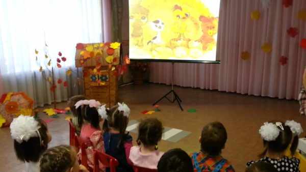 Дети смотрят мультфильм на мультимедийном экране