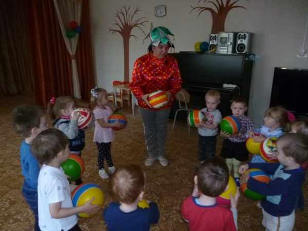 Воспитатель в костюме и дети с мячами