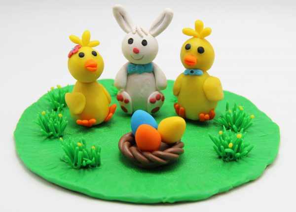 Пасхальная композиция в виде кролика, двух цыплят и крашеных яиц