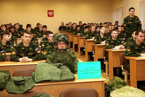 Студенты военной академии им. Хрулёва на занятии