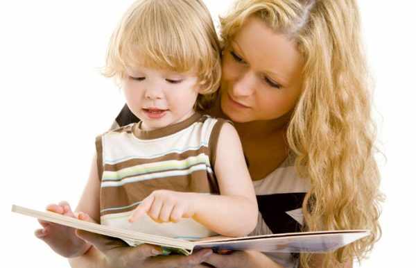 Мама с ребёнком рассматривают книгу