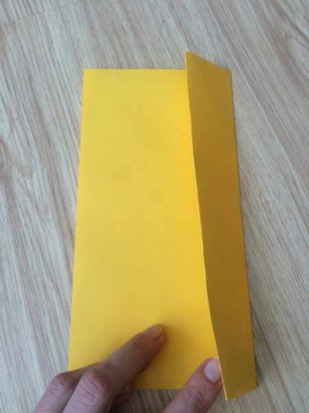 Сложенный пополам лист жёлтого цвета со сгибом