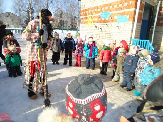 Дети выстроились на улице вокруг педагога в костюме Бабы-яги
