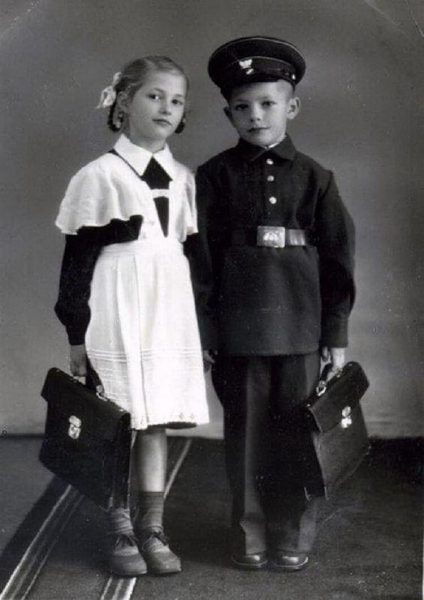 мальчик и девочка в школьной форме