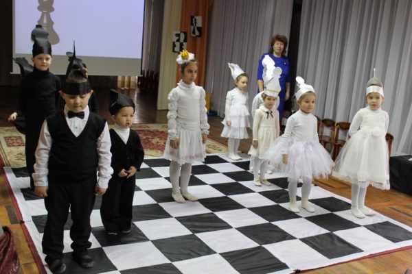 Дети в костюмах шахматных фигур на открытии турнира