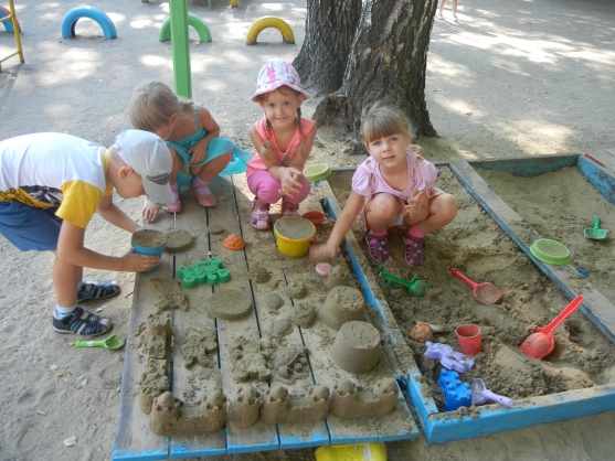 Дети летом в песочнице