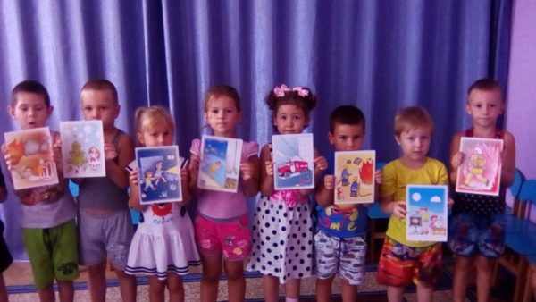 Дети держат картинки с изображениями времён года, правил ЗОЖ