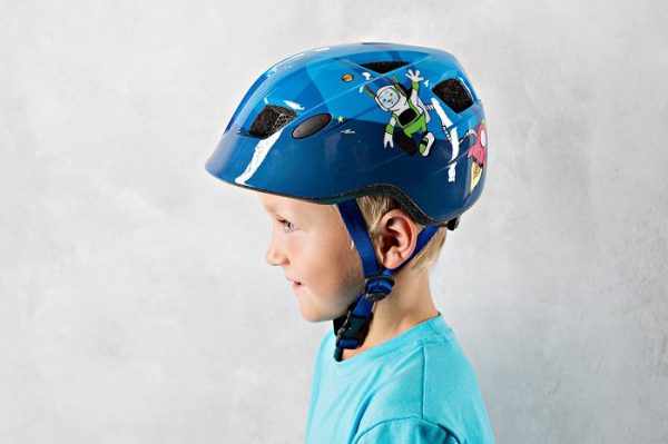 Мальчик в велосипедном шлеме