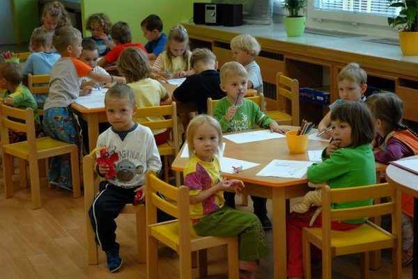 Дети сидят за столиками на занятии