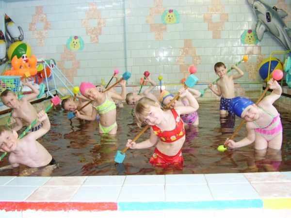 Дети выполняют упражнения в бассейне