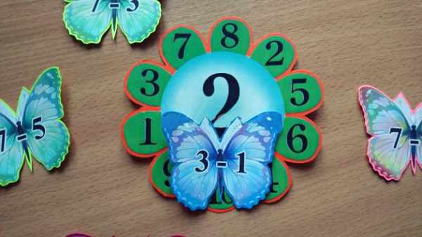 Бабочки с арифметичексими задачами на крыльях, цветы с цифрами
