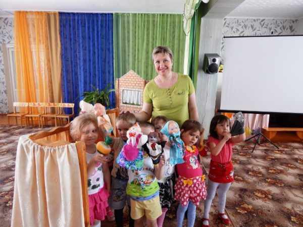 Дети с перчаточными куклами и воспитательница, групповое фото