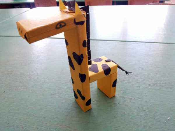 Жираф из коробочек