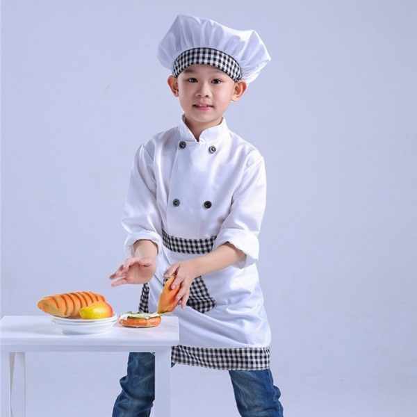 Мальчик в костюме повара