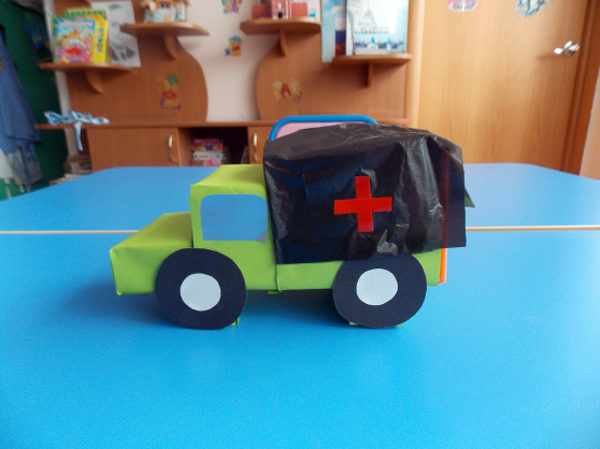 Светло-зелёный медицинский фургон из бросового материала и бумаги