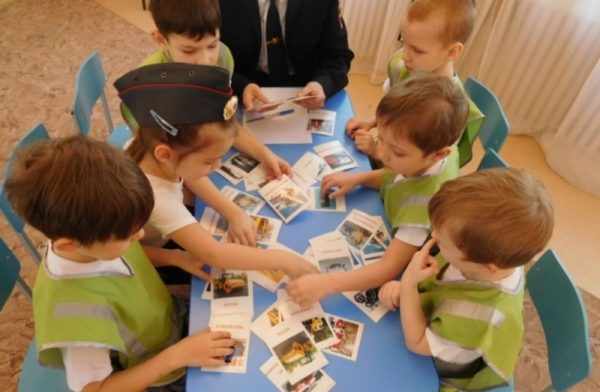 Дети раскладывают картинки на столе