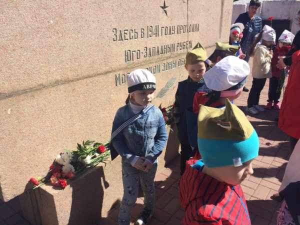 Дети возлагают цветы к военному памятнику