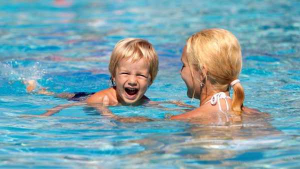 Ребенок плавает вместе с мамой