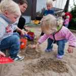 Малыши играют в песочнице