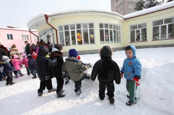 Дети стоят на улице зимой