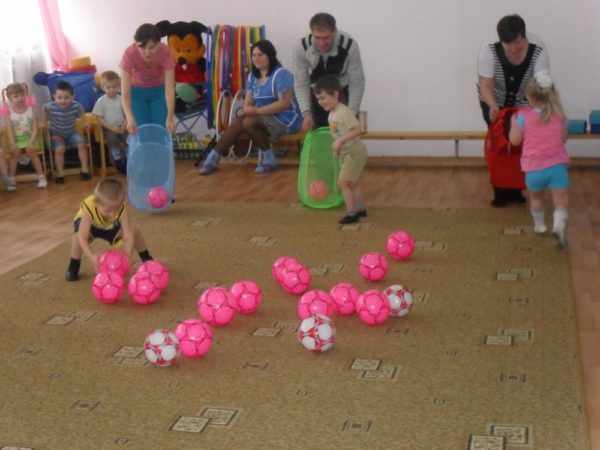 Дети с родителями ловят мячи сетками для игрушек