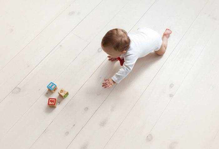 Ребенок ползет по полу к кубикам
