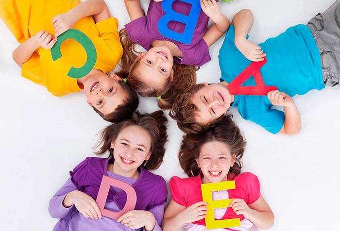 Дети с буквами английского алфавита