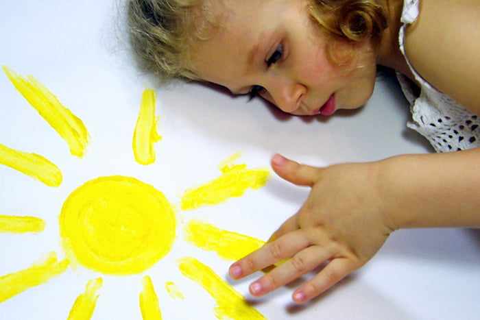 Девочка рисует солнце