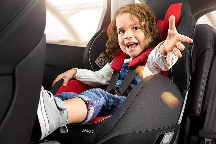 Девочка в детском кресле в машине