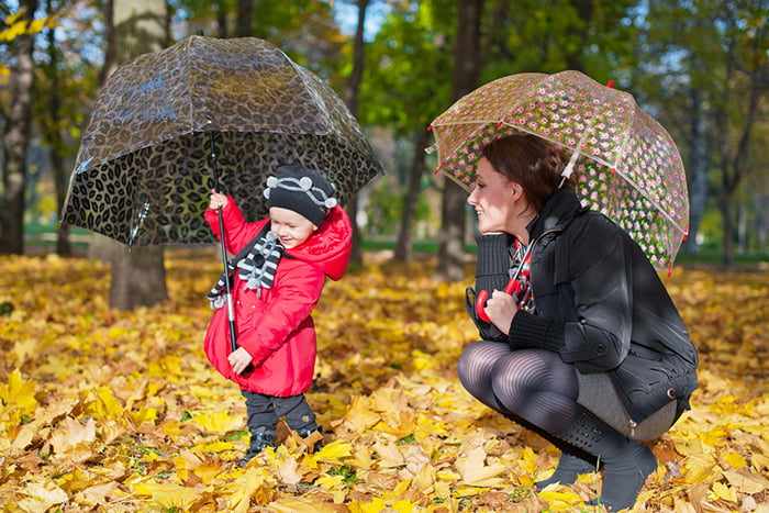 Мама с дочкой на прогулке осенью