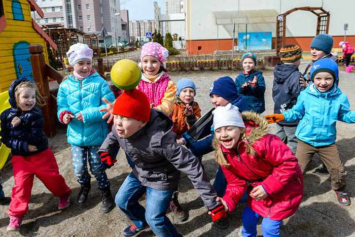 Дети играют в мяч на прогулке в детском саду