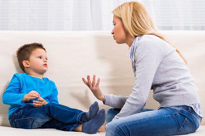 Мама объясняет ребенку правила поведения