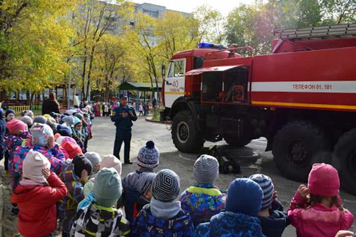 Пожарные рассказывают дошкольникам о безопасности