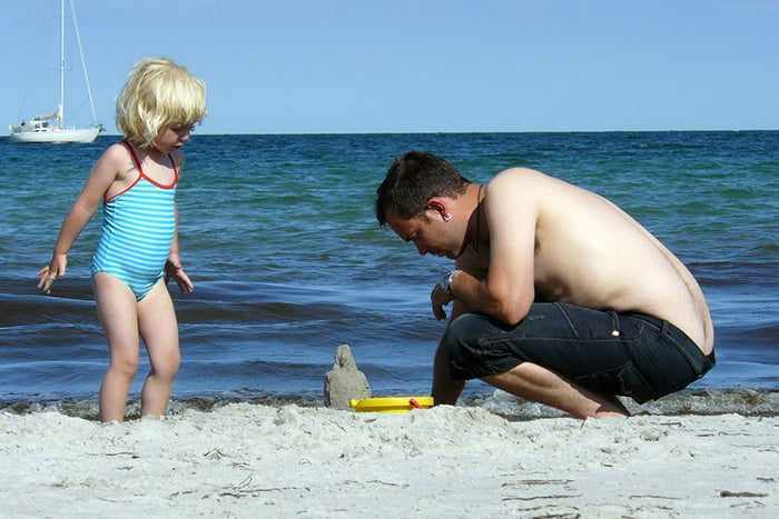 Маленькая девочка с папой на пляже