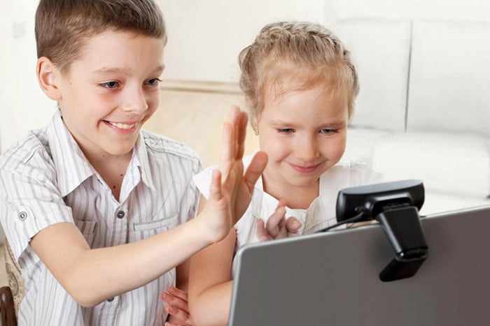 Дети общаются по скайпу
